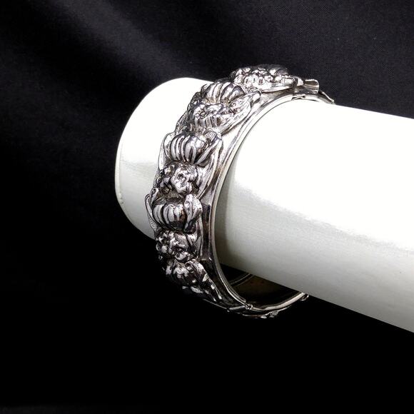 Coro Pegasus Wide Hinged Bracelet, Silver Floral Embossed, 1950s Vintage Jewelry - Picture 7 of 10